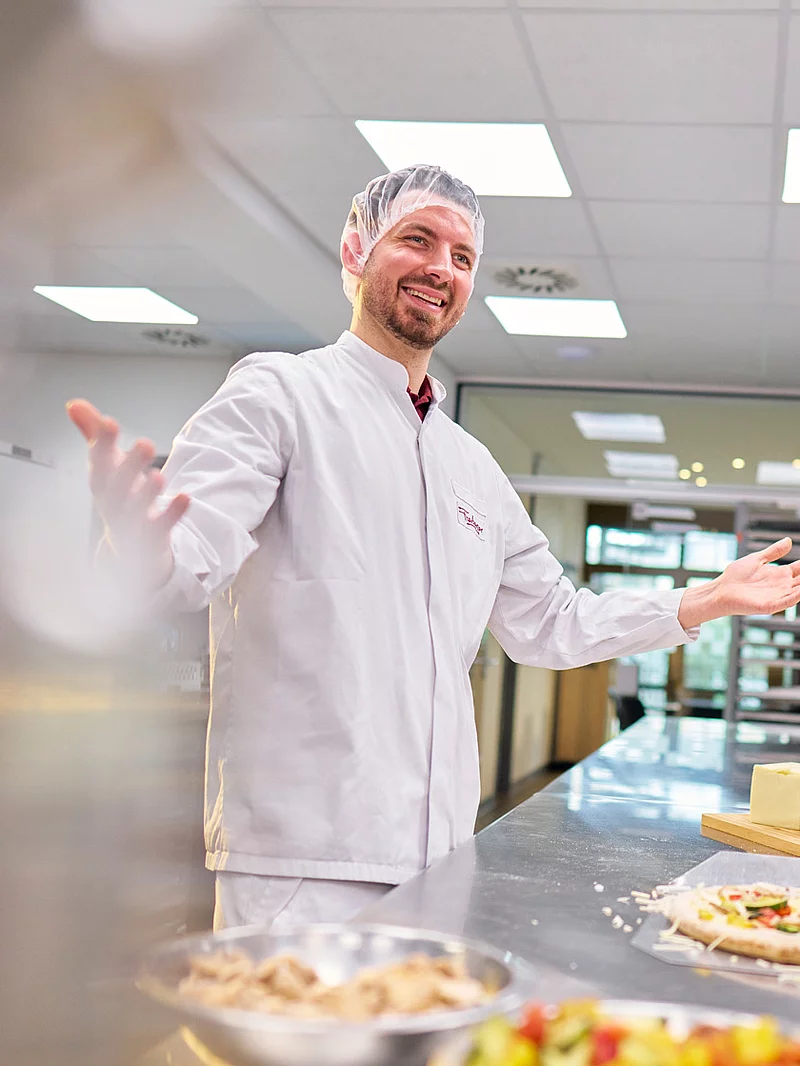 Produktentwicklung: Pizza belegen in der Industrieküche