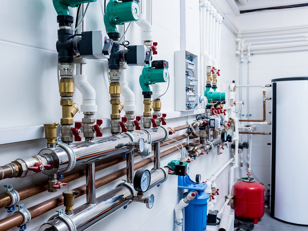 Heiztechnikinstallation mit moderner Steuerung