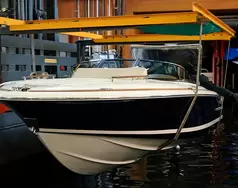 Boot Handling: Ein- und Auswassern mit Werftkran