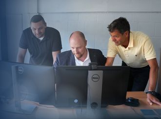 Entwicklungsteam bei der Arbeit an Kühllösungen