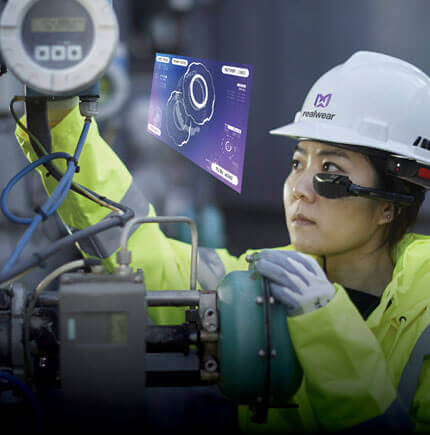 Industriearbeiter mit Mikrodisplay-Headset