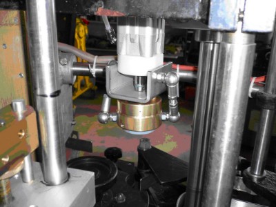 Loading machine for inserting brushes into closures