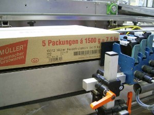 Infeed table with bar gripper and bottle singulation