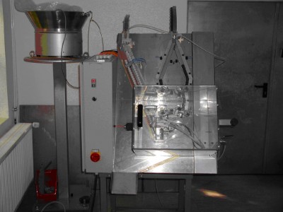 Pneumatic rotary press for crown caps