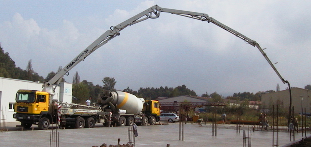 Betonpumpe mit Ausleger