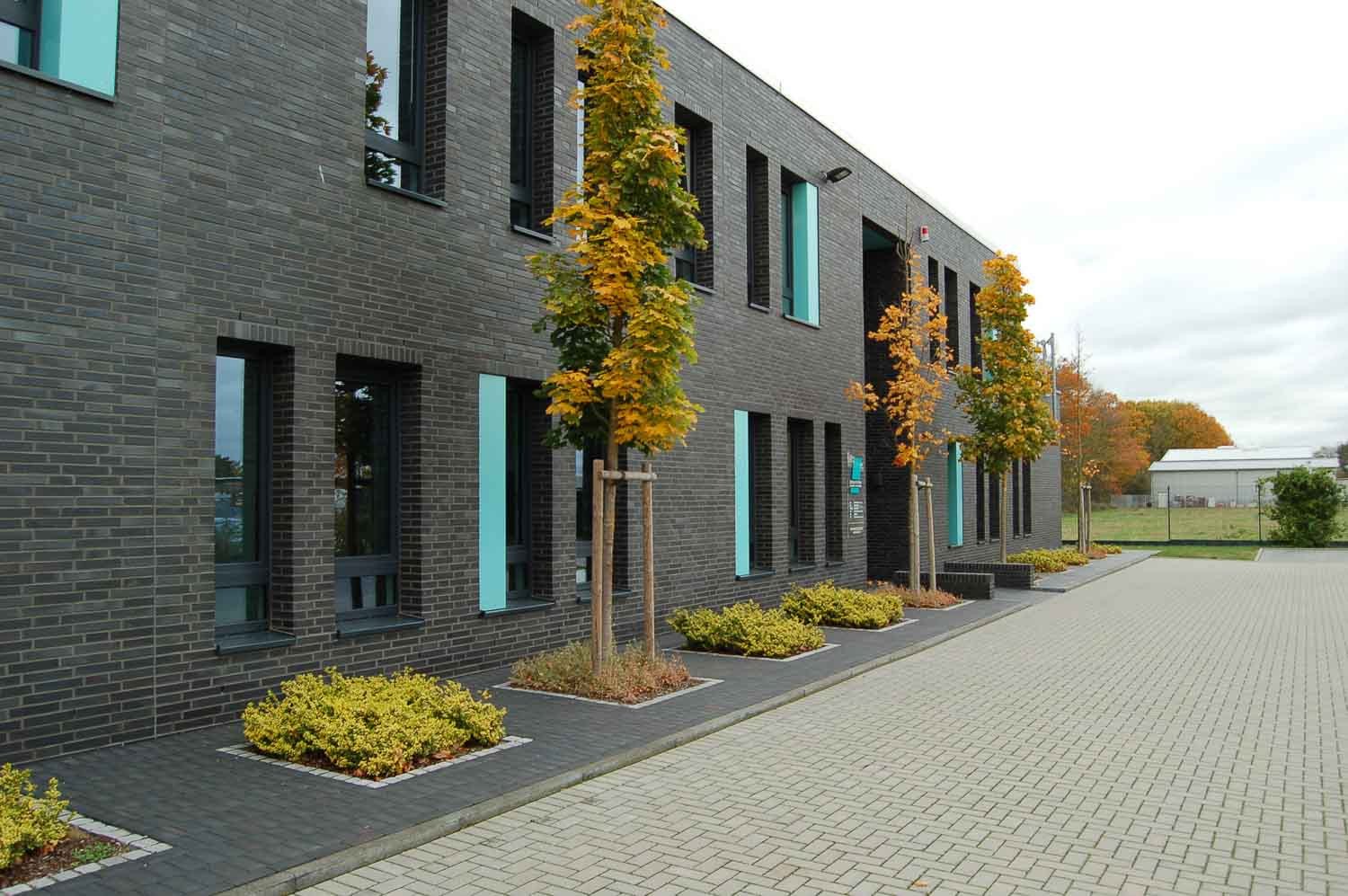 Bürogebäude mit Photovoltaik und Nacht-Luft-Spülung