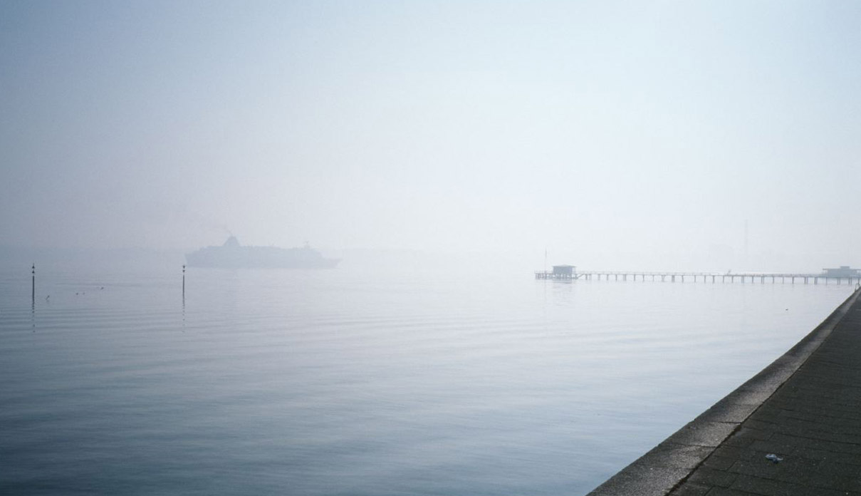 Schiff im Nebel vor der Kieler Förde