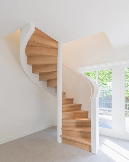 Spindeltreppe mit Eichenstufen und Stuck