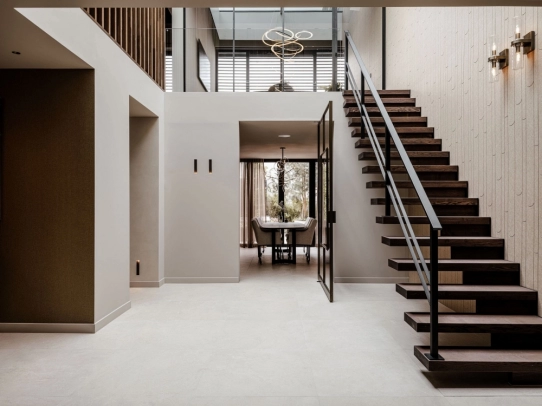 Treppe aus Walnussholz und Stahl