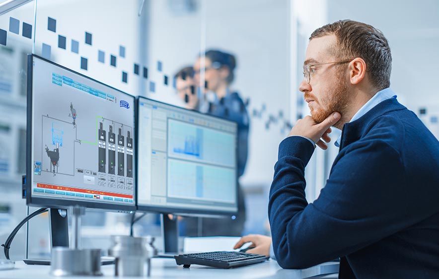 Mitarbeiter an der Prozessleitsoftware für die Anlagensteuerung