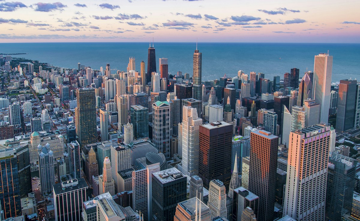 Skyline bei Nacht – Drohnen-als-Ersthelfer-Szenario