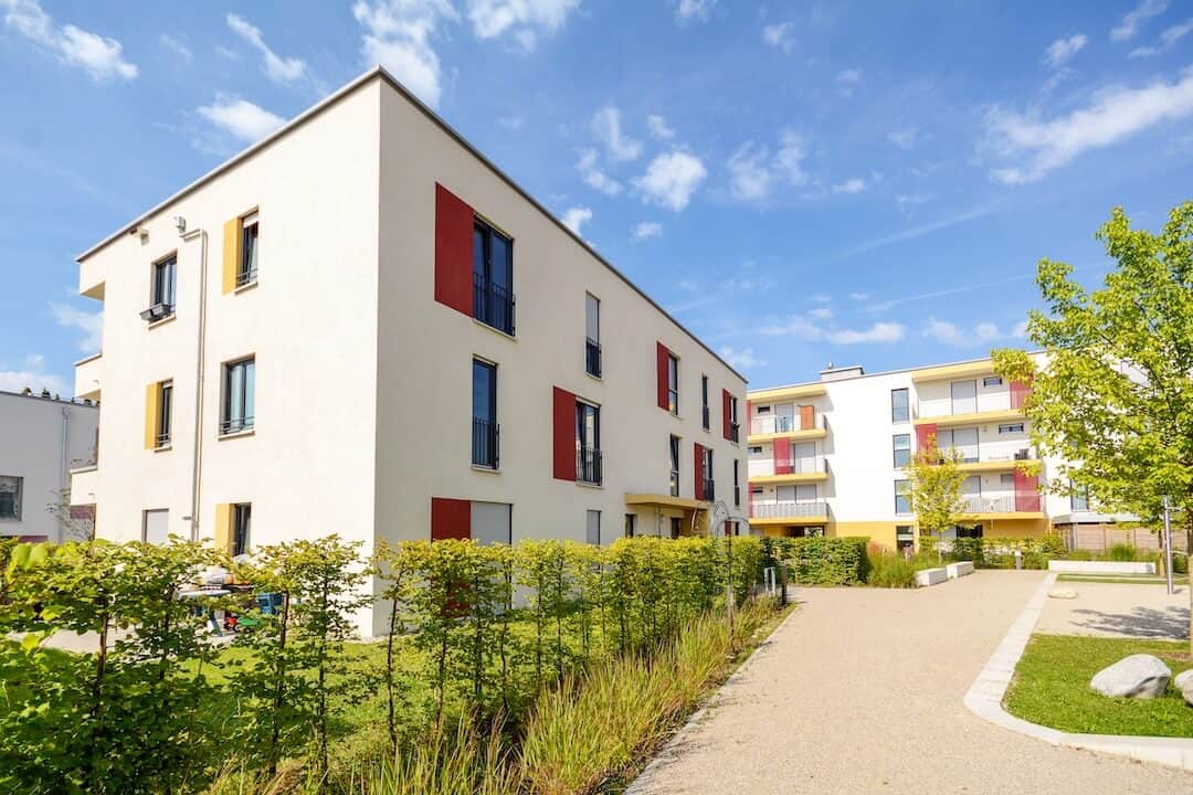 Mehrfamilienhaus mit Ladepark