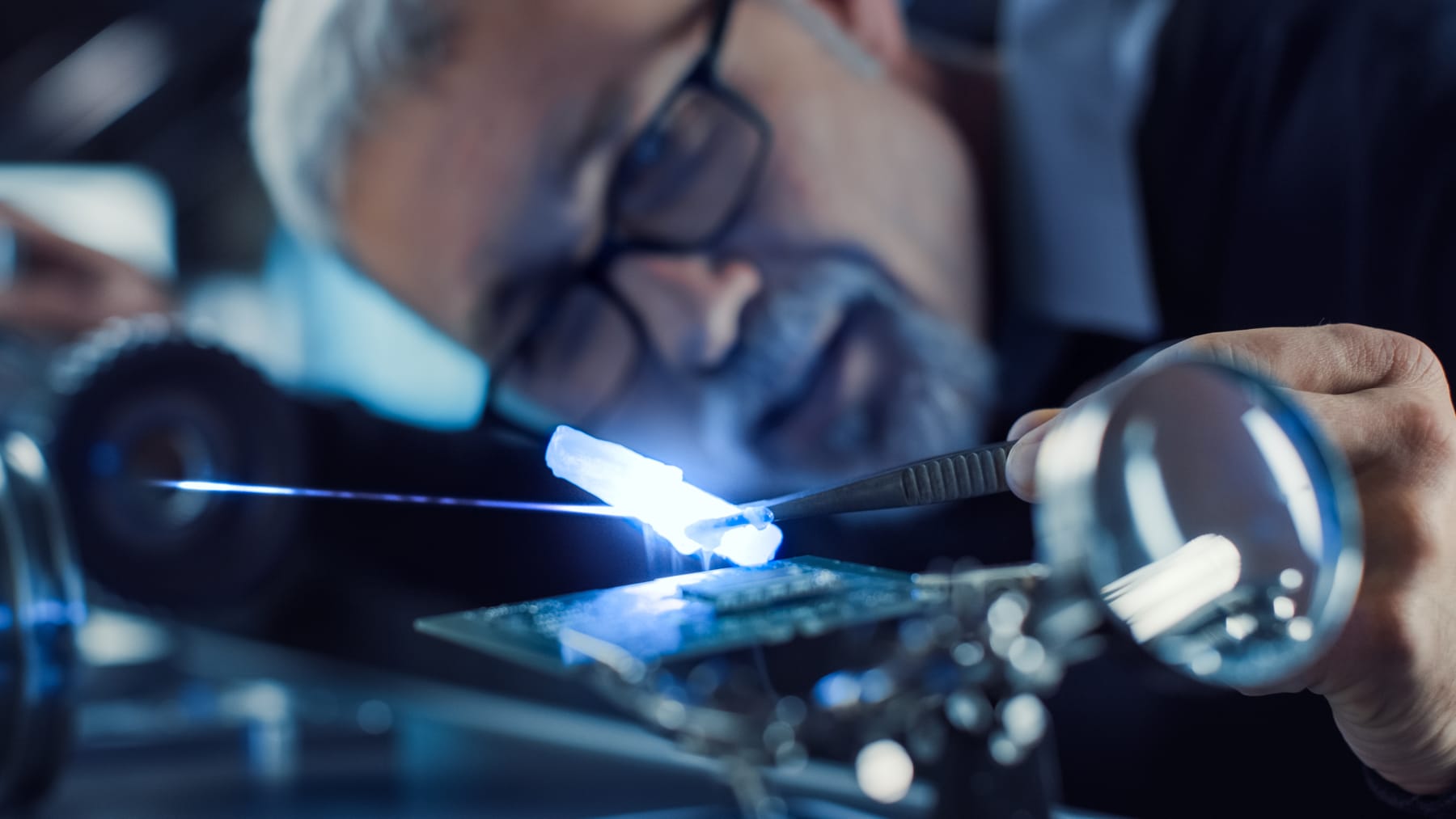 Präzisions-Optikbaugruppe unter Inspektionsbeleuchtung