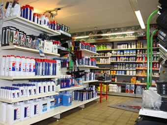 Verkaufsraum mit Sortiment