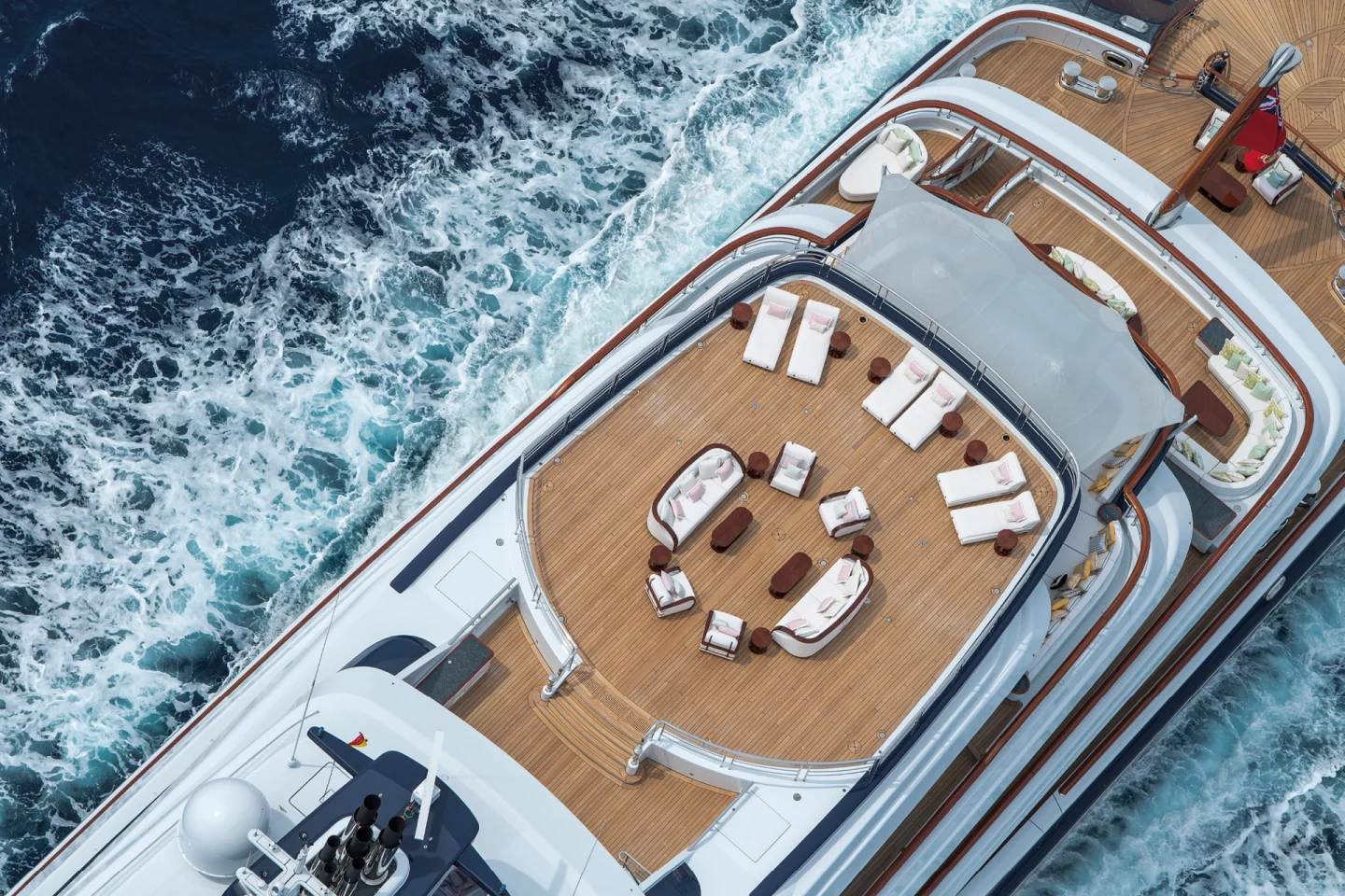 Polstermöbel für Superyacht-Interieurs und Decksbereiche