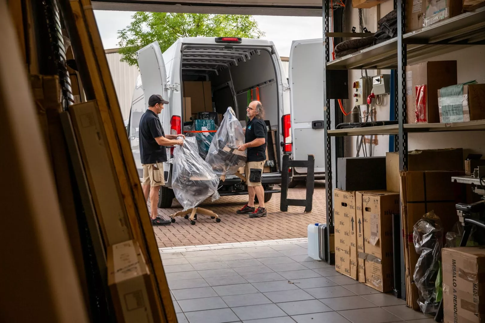 Hauseigenes Montageteam mit Lieferwagen