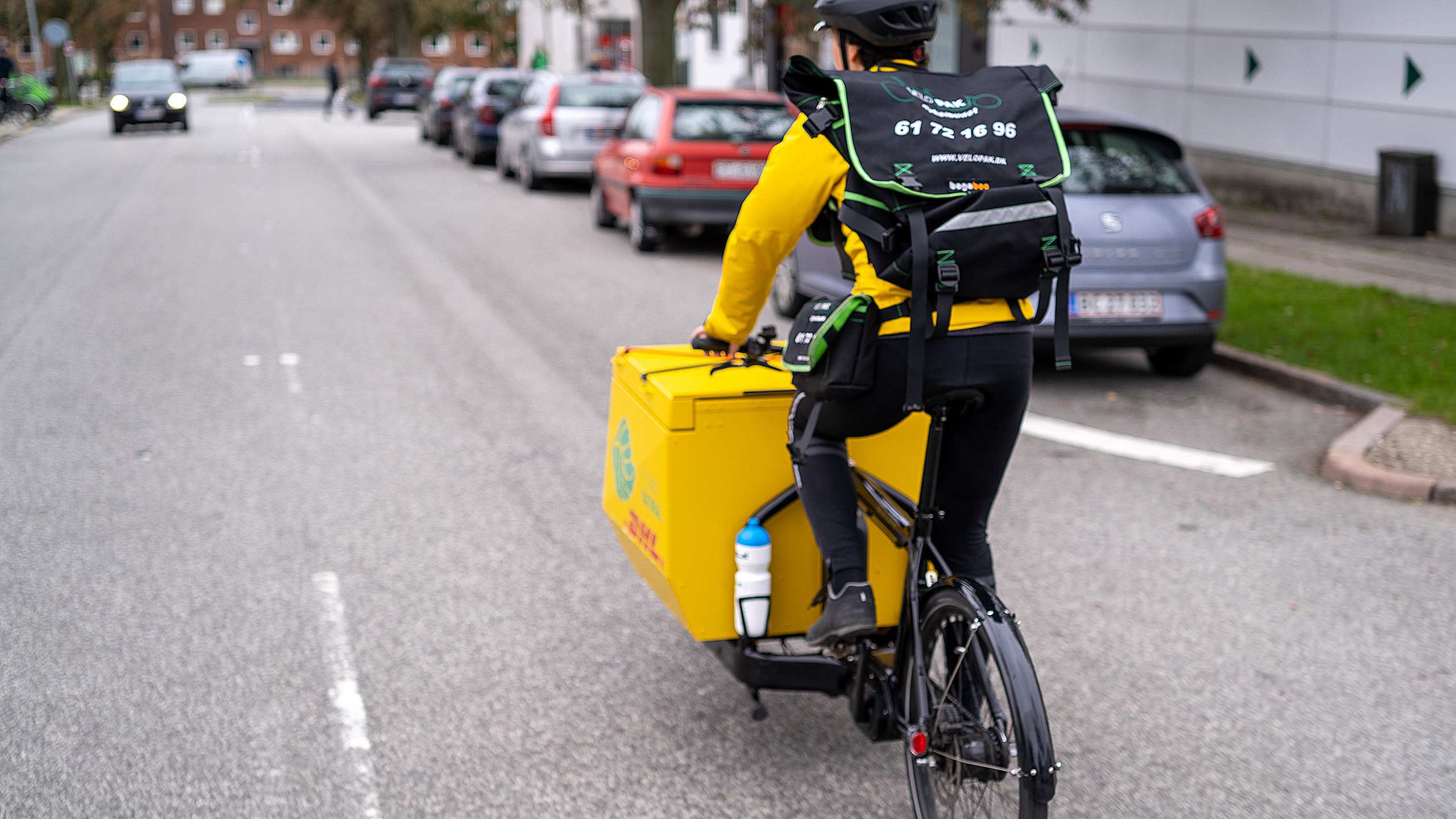 DHL-Cargobox auf Bullitt