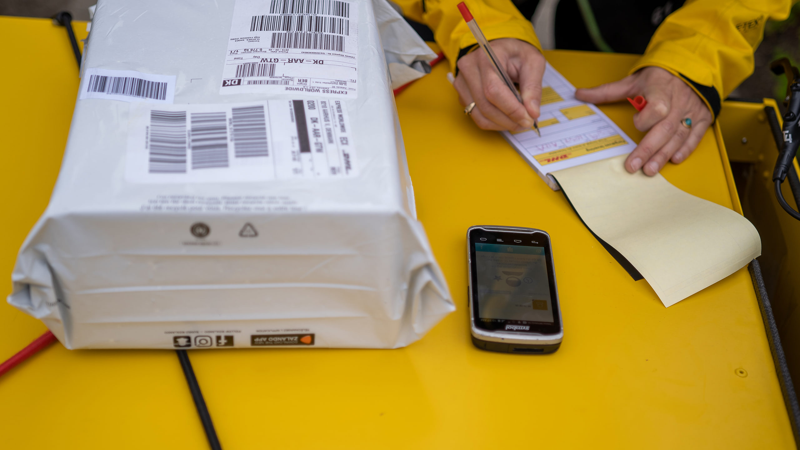 DHL-Cargobox auf Bullitt