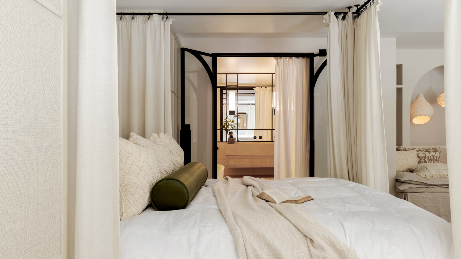 Olga London – bedroom