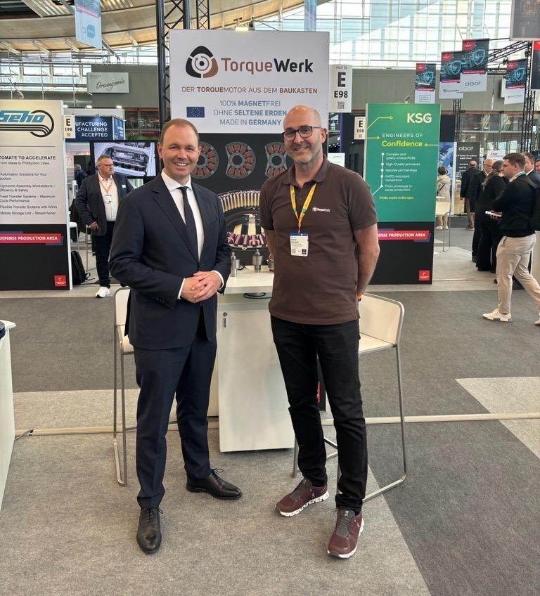 Staatssekretär Nils Hilmer besucht TorqueWerk auf der Hannover Messe 2026 am