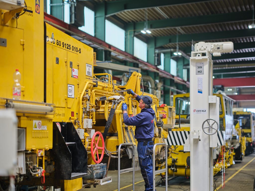 Servicetechniker bei Schlauchmontage vor Ort