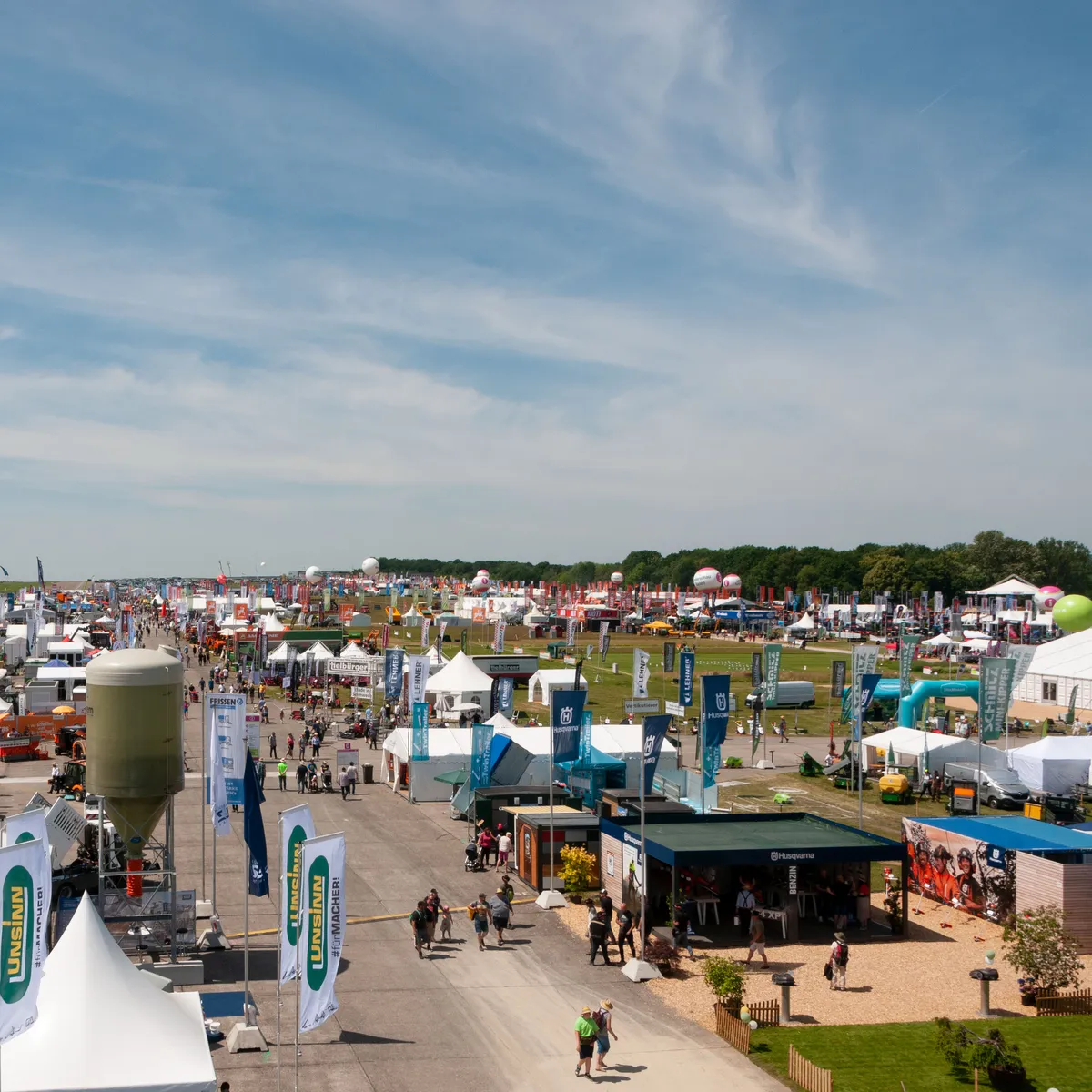 Panoramablick über die demopark mit hunderten Ausstellungsflächen