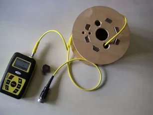 Ultraschalldickenmessgerät mit Messkopf und Kabelverbindung