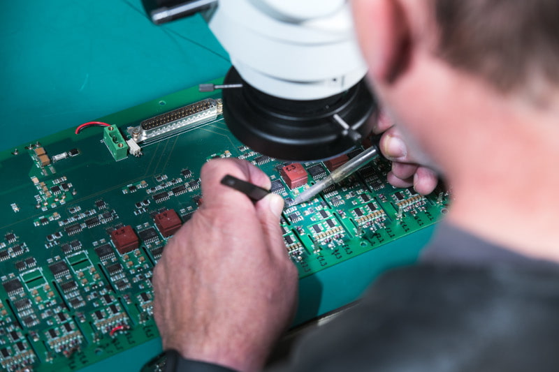Mitarbeiter arbeitet an einer Platine