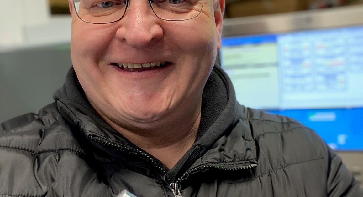 Jochen Schädel mit Drehteil in der Hand