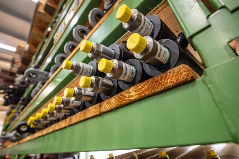 Hydraulikzylinder mit Schutzkappen im Lager