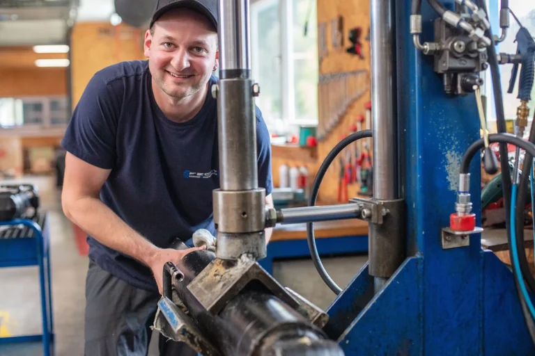 Montage eines Hydraulikzylinders