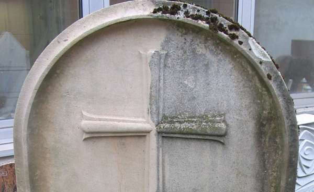 Reinigung eines Grabmals, vorher/nachher