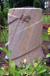 Grabstein Stele mit plastisch gearbeitetem Feuerwehrsymbol