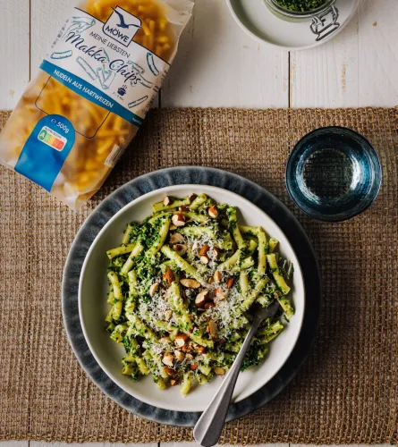 Makka Chips with kale pesto
