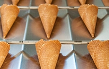 Trockeneisreinigung einer Produktionsanlage für Waffeln