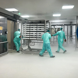 Produktion unter Reinraumbedingungen