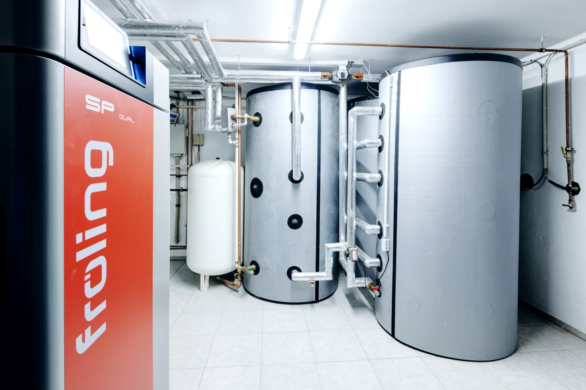Heizungsraum mit Boiler und Heizungsanlage