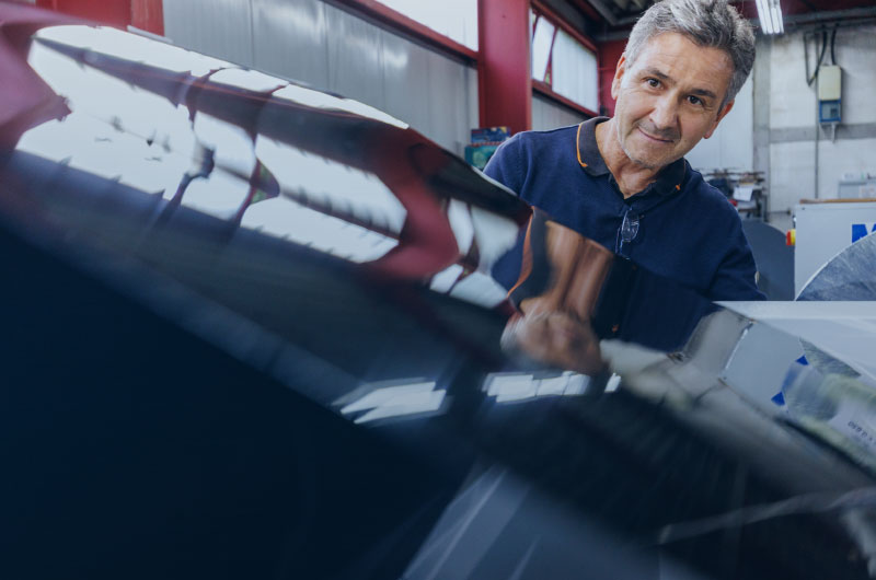Mitarbeiter an einer Thermoform-Maschine