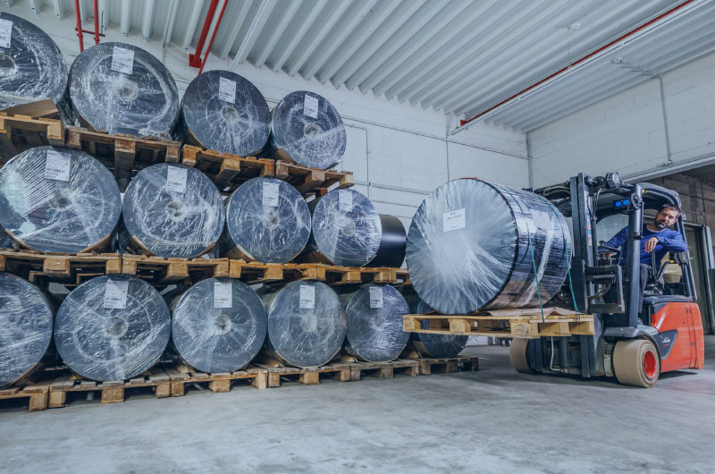 Rolle mit Rohware im Lager