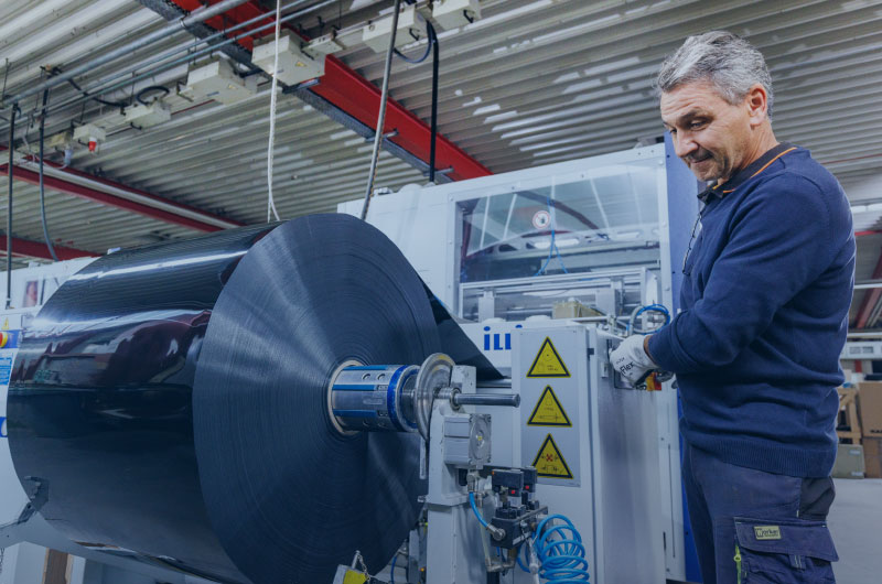 Rohware wird in die Maschine eingelegt