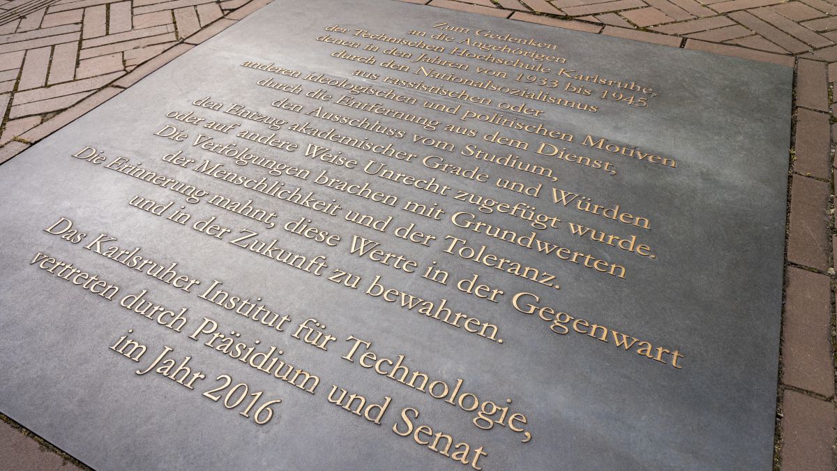 Gedenktafel im Ehrenhof am Campus Süd