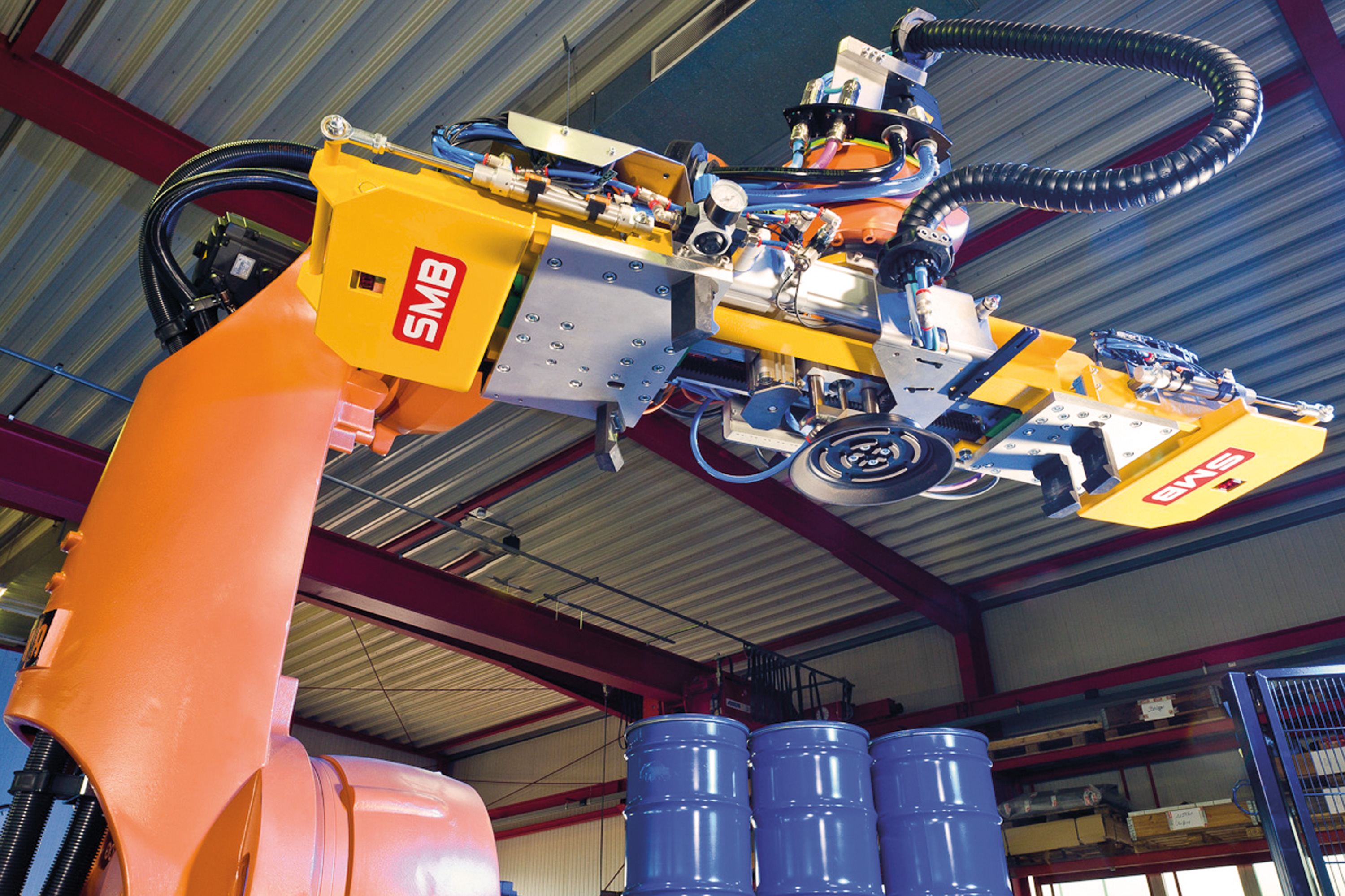 Palettierroboter mit Kombigreifer für Fässer