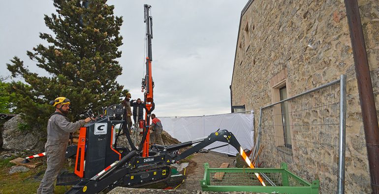 Minikran im Innenbereich im Einsatz
