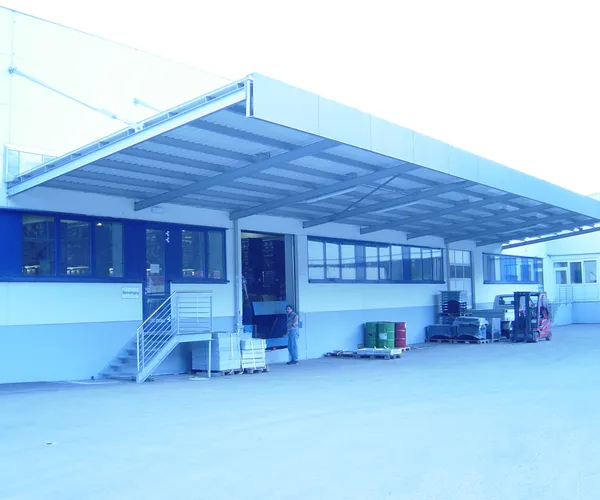 Überdachung aus Aluminium und Glas