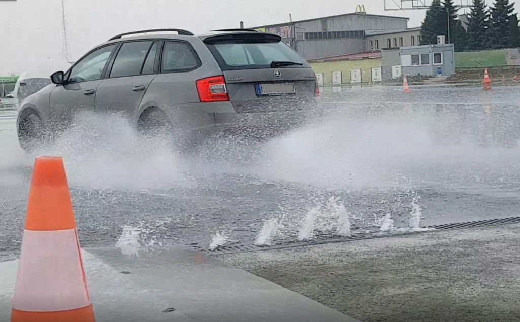Schleuderplatte mit PKW auf einer Fahrdynamikanlage