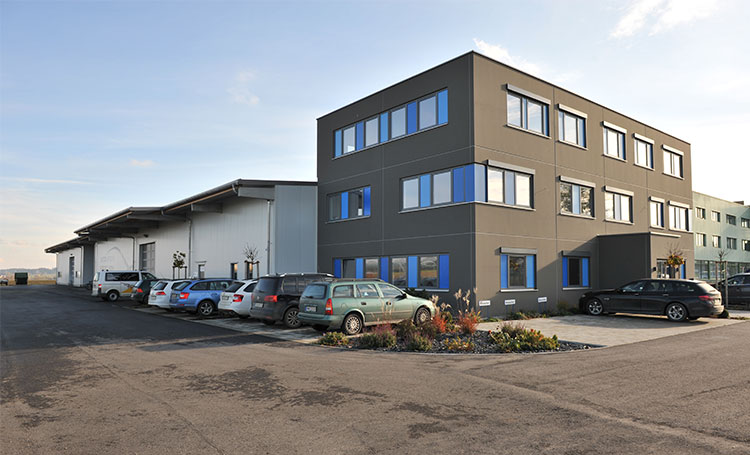 Firmengebäude mit modernem Bürotrakt in Massing