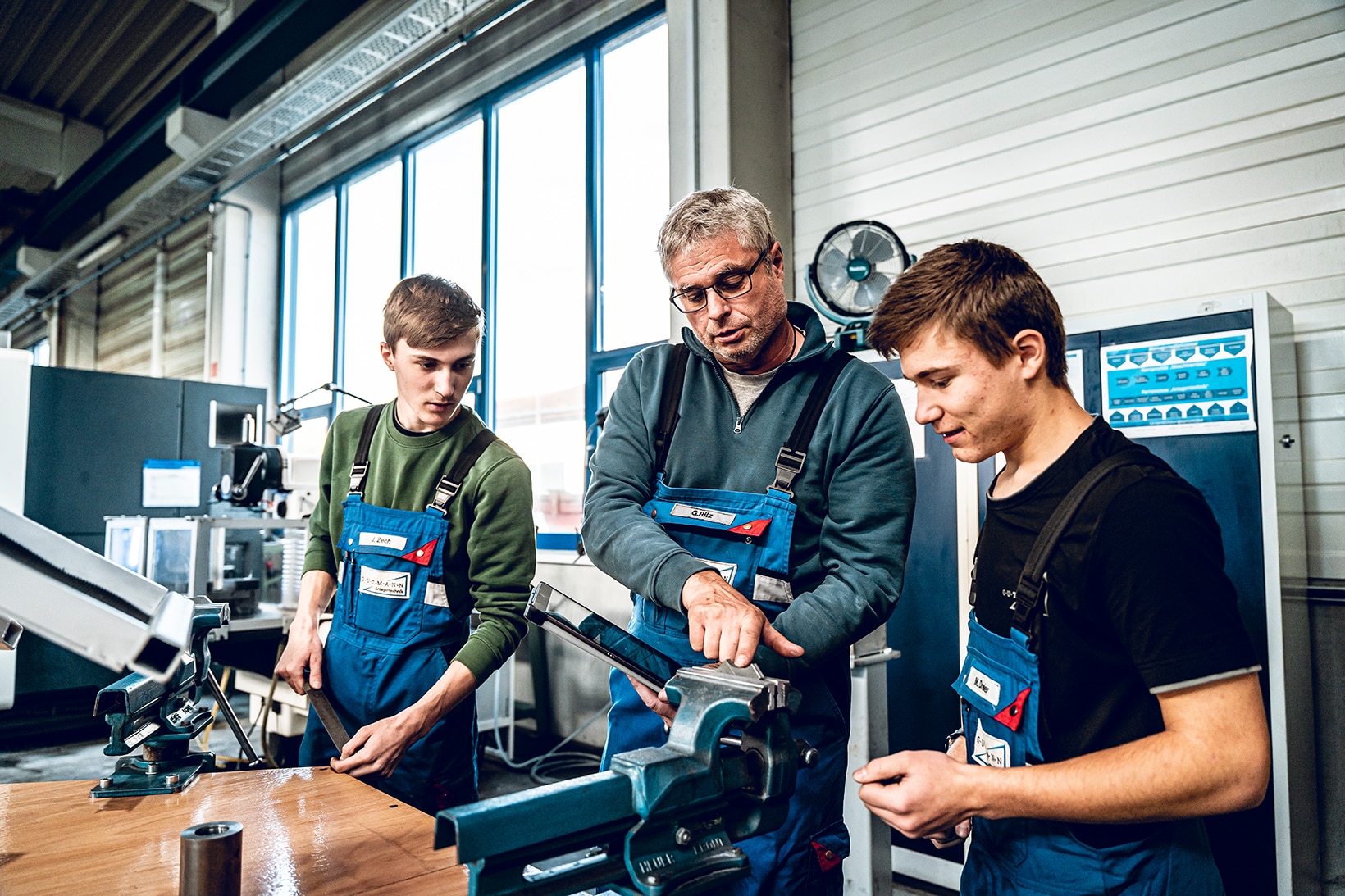 Teamarbeit in der Fertigung