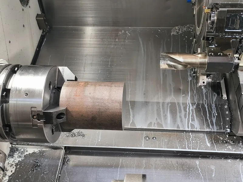 Rohteil aus Rundstahl im Futter der Mazak QT-250MY