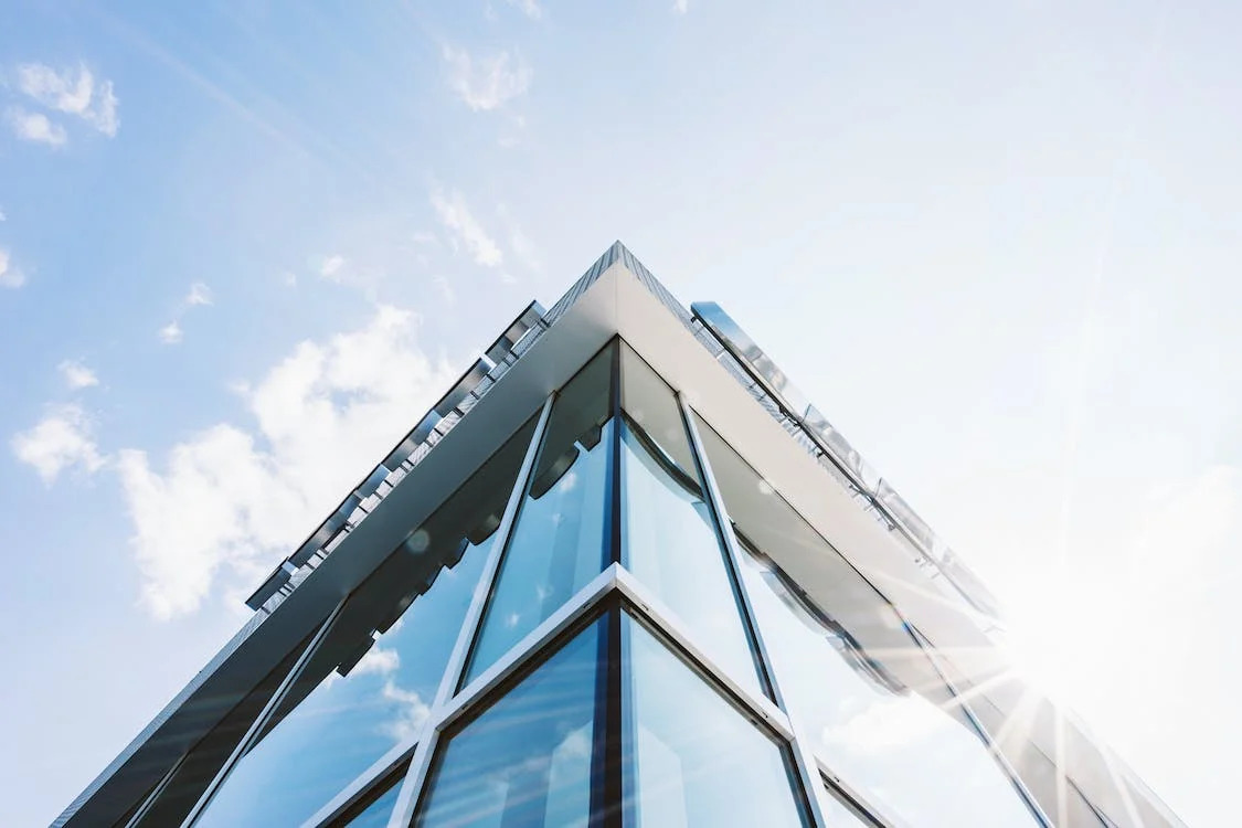 Bürogebäude mit Glasfassade