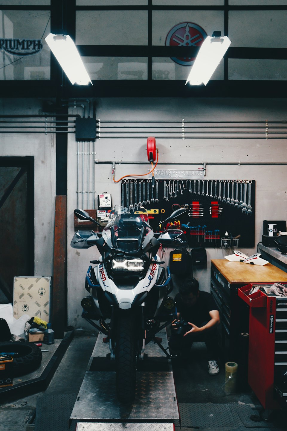 Werkstattservice an einem Motorrad